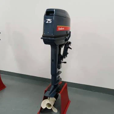 Le moteur de bateau Yamaha de 25 CV est-il adapté à une utilisation en eau sa...